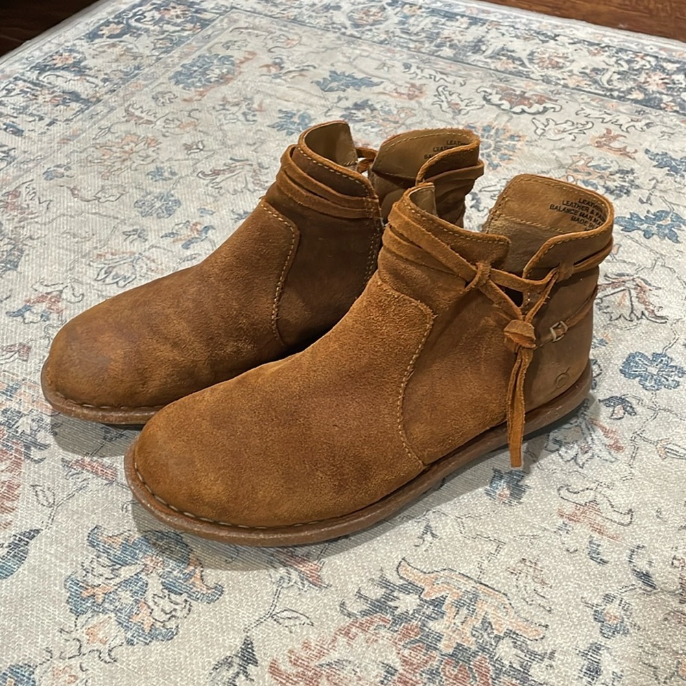 Born Wynter Boots - Color Brown Ginger Distressed - Size 8